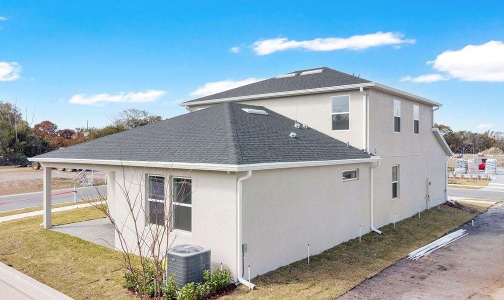 Exterior details and patio area of a home in Yucatan Gardens, Orlando (Image 3).