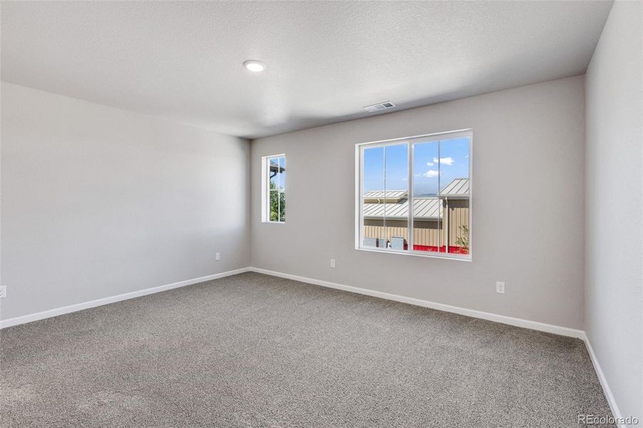 Spacious, unfurnished interior of a new home in Spring Valley, Longmont (Image 24).