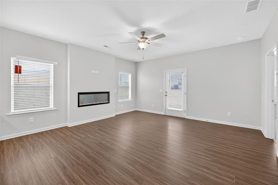 Spacious, unfurnished interior of a new home in Garrett Preserve, Douglasville (Image 18).