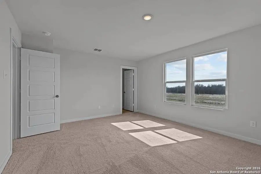 Spacious, unfurnished interior of a new home in Summerlin, San Antonio (Image 13).