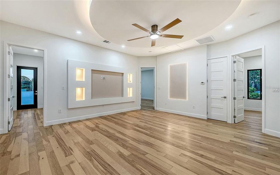 Spacious, unfurnished interior of a new home in , Sarasota (Image 42).