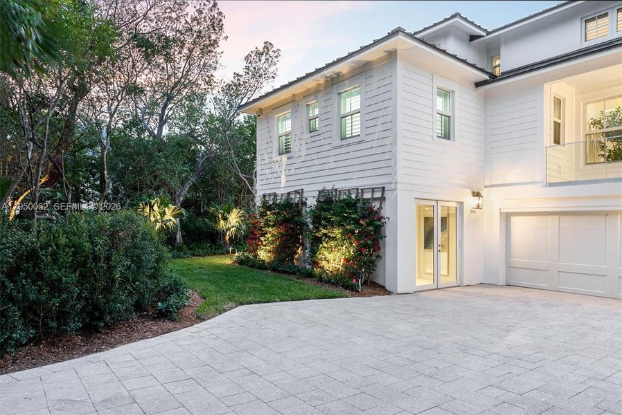 Exterior details and patio area of a home in , Islamorada, Village of Islands (Image 25).