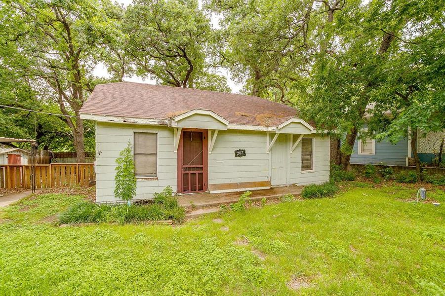 Exterior details and patio area of a home in , Weatherford (Image 9).