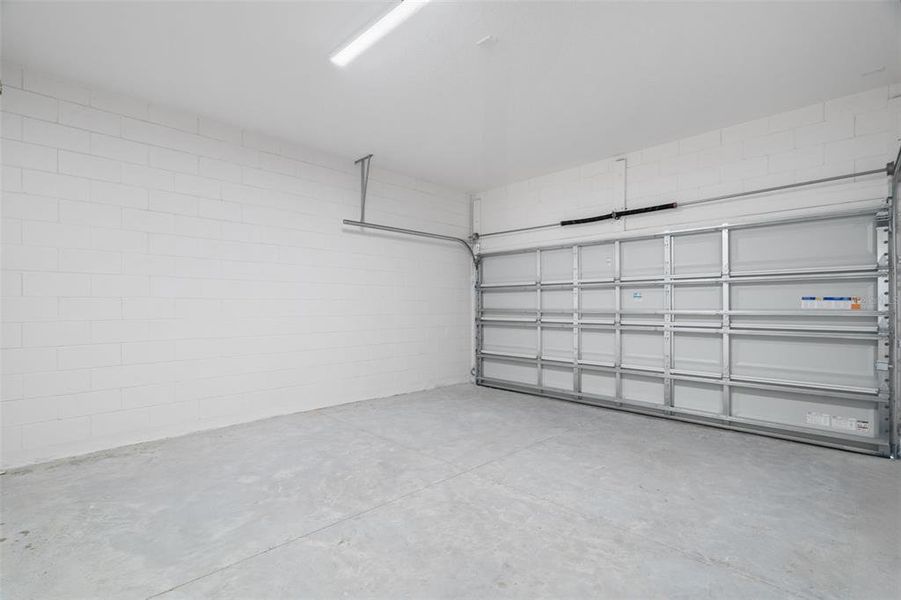 Spacious, unfurnished interior of a new home in , Orlando (Image 50).