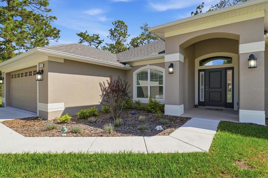 Exterior details and patio area of a home in , Homosassa (Image 3).