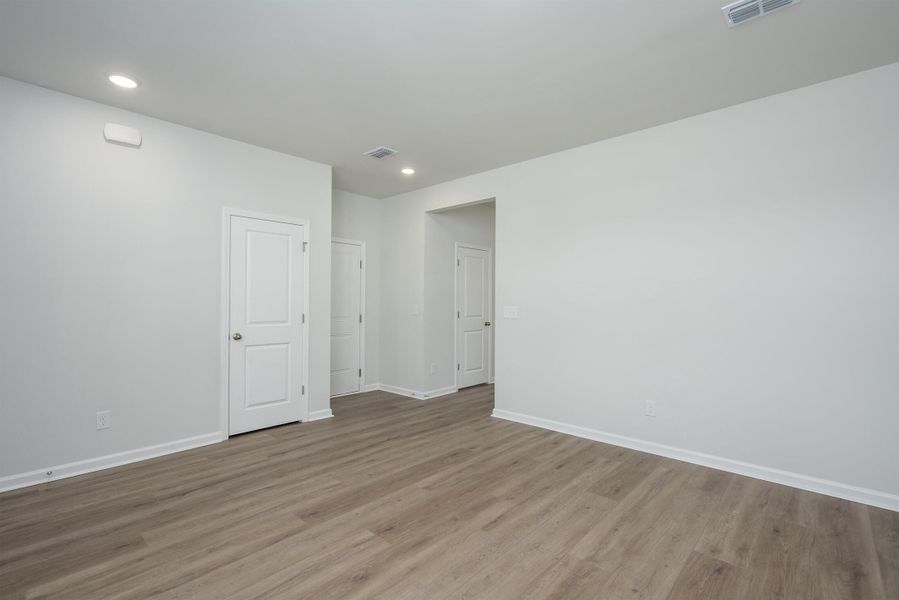 Spacious, unfurnished interior of a new home in Bradford Pointe, Summerville (Image 10).