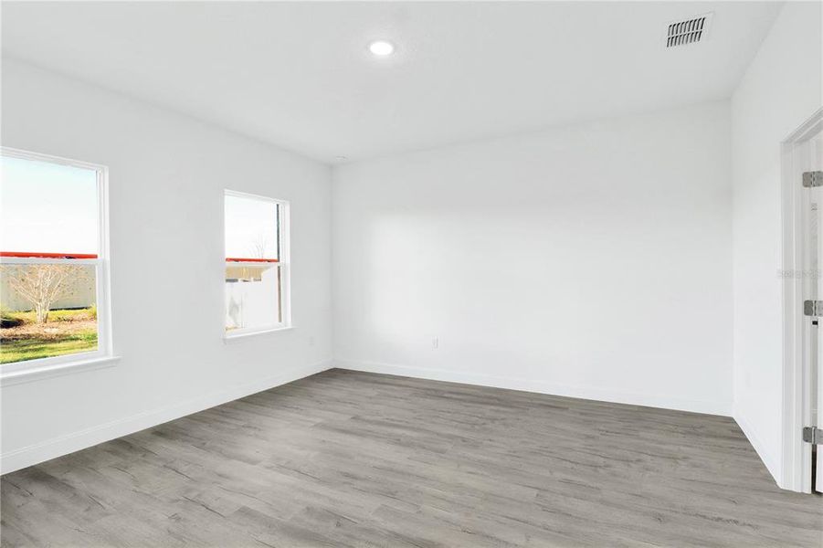 Spacious, unfurnished interior of a new home in , Ocala (Image 10).