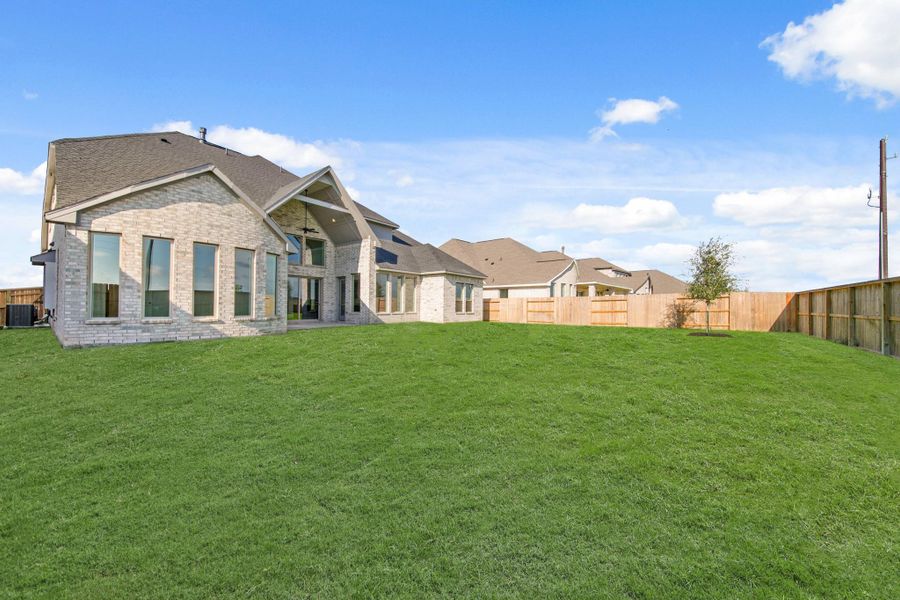 Exterior details and patio area of a home in Valencia 70', Manvel (Image 16).