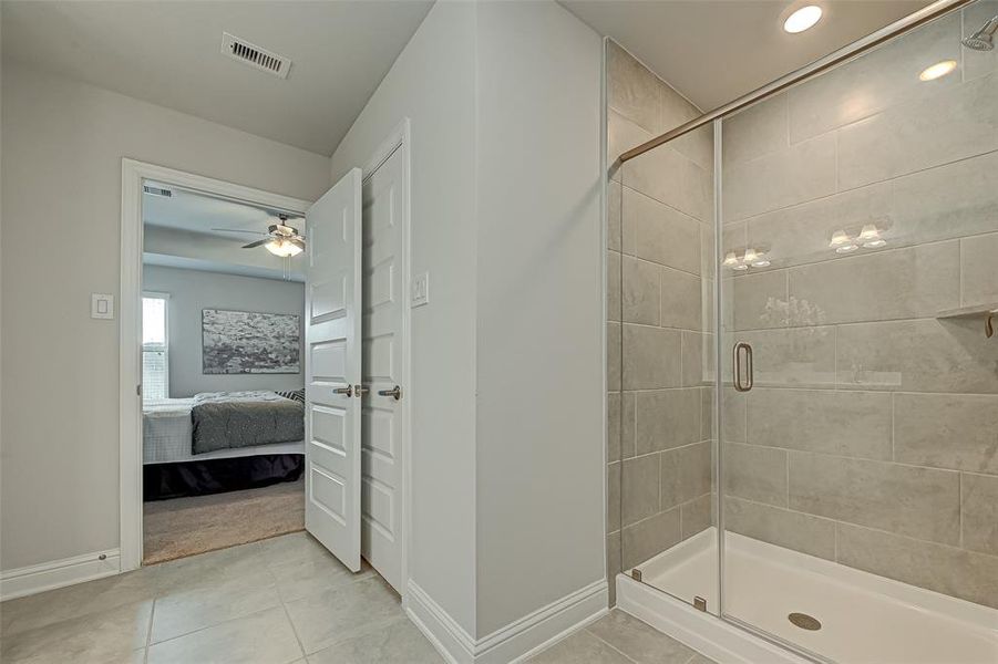 Furnished interior view inside a new home in Lago Mar, Texas City (Image 28).