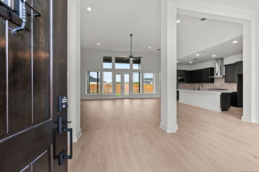 Spacious, unfurnished interior of a new home in Mesa Western, Cibolo (Image 25).