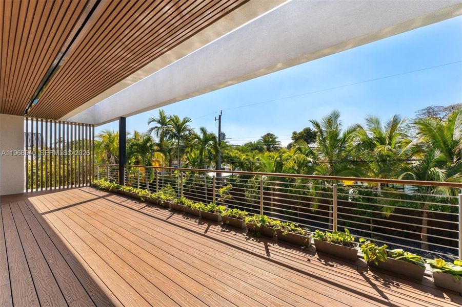 Exterior details and patio area of a home in , Miami (Image 13).