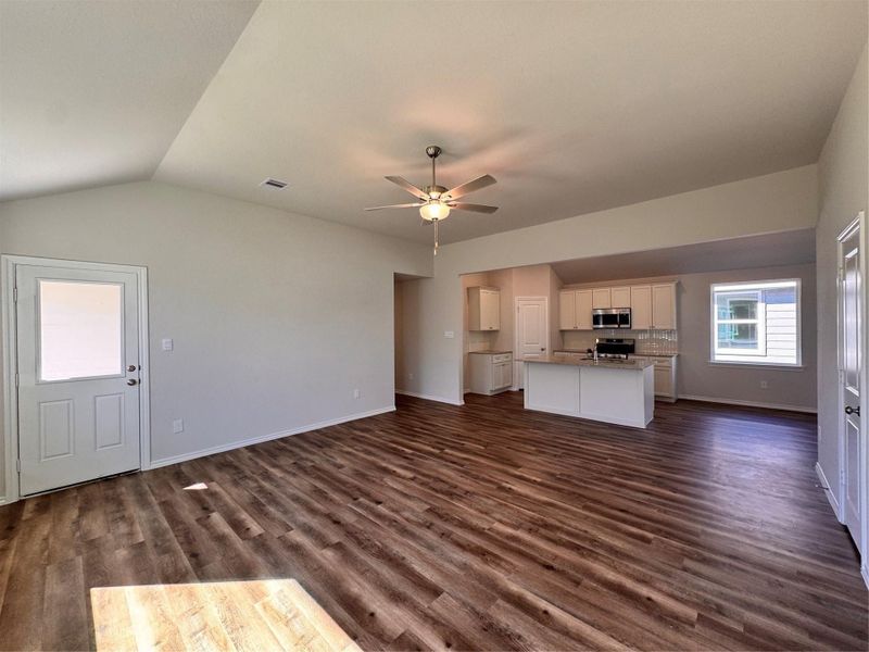 Spacious, unfurnished interior of a new home in Hill & Dale Ranch, Splendora (Image 15).