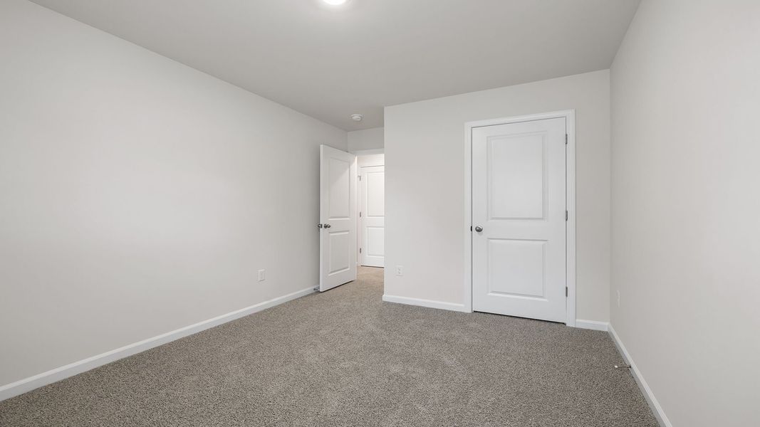 Spacious, unfurnished interior of a new home in Tanglewood Townes, Greenville (Image 26).