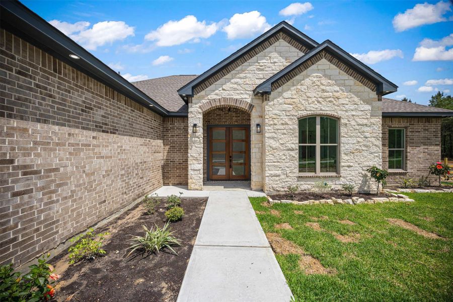 Exterior details and patio area of a home in , Dayton (Image 4).