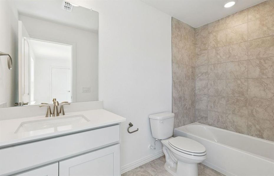 Spacious secondary bathroom Spacious secondary bathroom