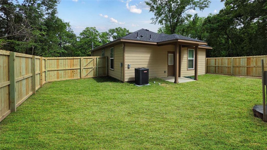 Exterior details and patio area of a home in , Mabank (Image 3).