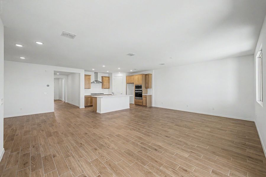 Spacious, unfurnished interior of a new home in White Tank Vistas, Waddell (Image 8).