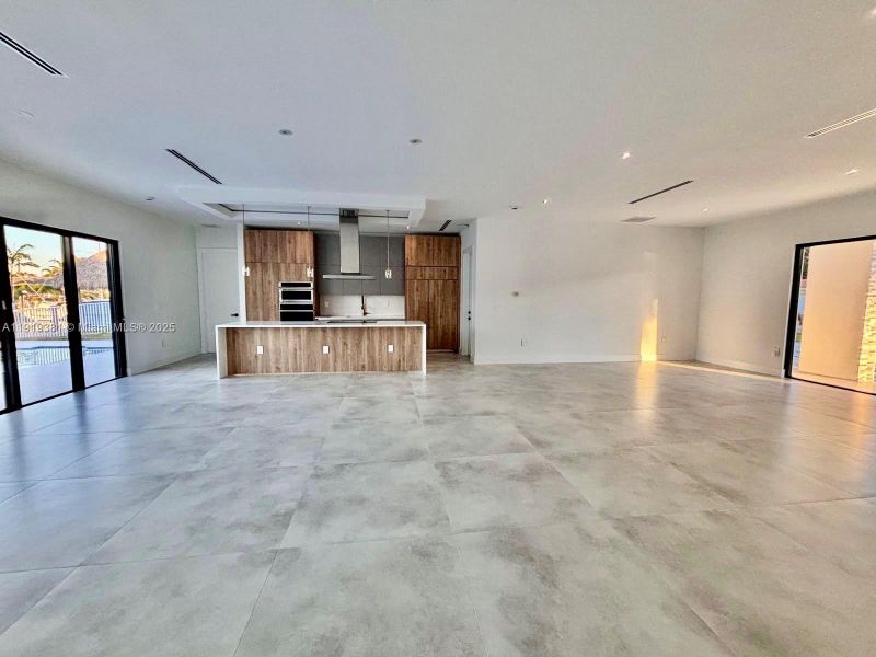 Spacious, unfurnished interior of a new home in , Deerfield Beach (Image 15).
