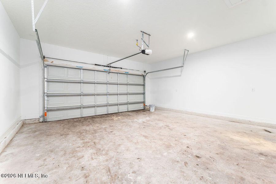 Spacious, unfurnished interior of a new home in , Middleburg (Image 21).