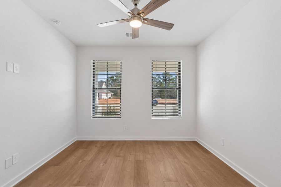 Spacious, unfurnished interior of a new home in Lone Star Landing, Montgomery (Image 21).