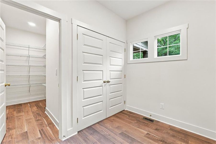Spacious, unfurnished interior of a new home in , Jasper (Image 22).