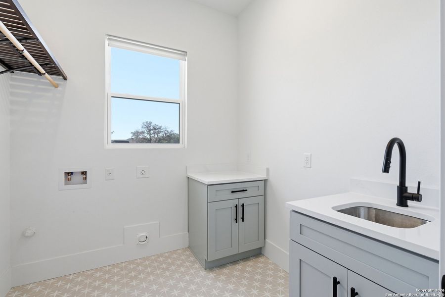 Furnished interior view inside a new home in , Bandera (Image 4).