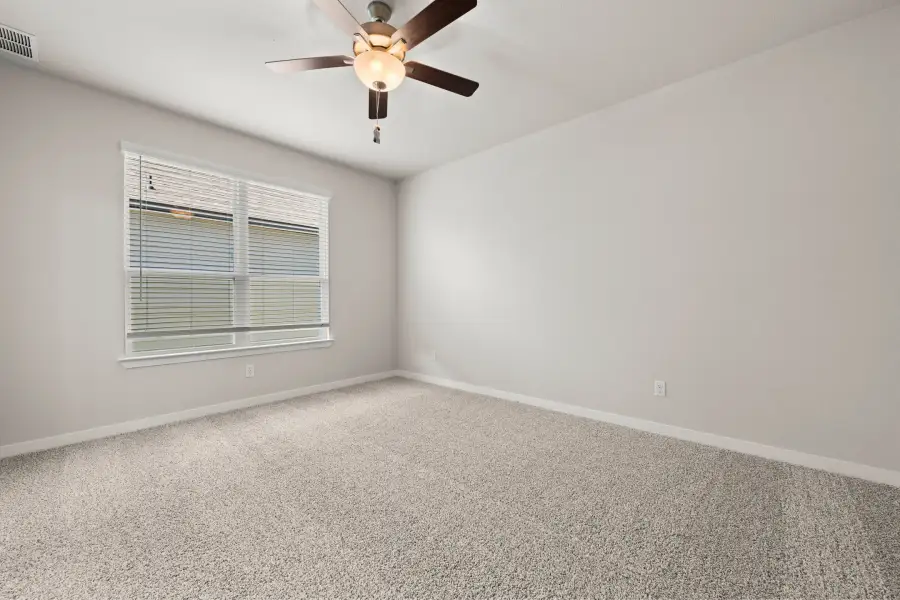 Spacious, unfurnished interior of a new home in Three Creeks, Belton (Image 24).