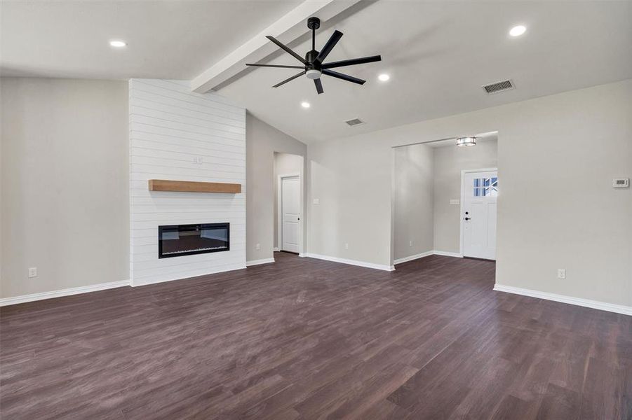Spacious, unfurnished interior of a new home in , Mabank (Image 15). Spacious, unfurnished interior of a new home in , Mabank (Image 15).