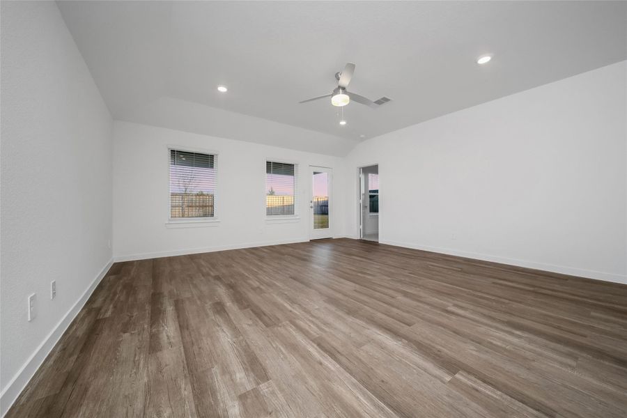 Spacious, unfurnished interior of a new home in Silverthorne, Conroe (Image 29).