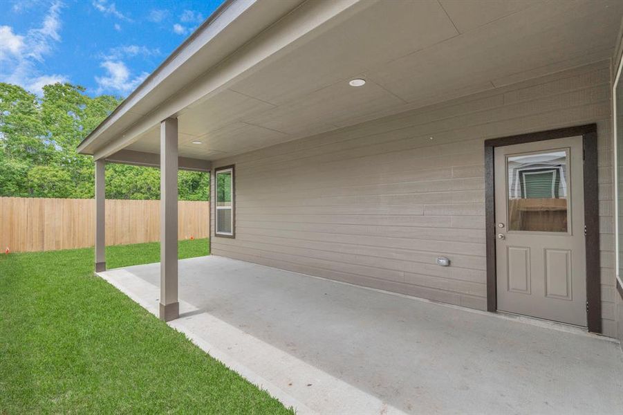 Discover the charm of this spacious backyard featuring a delightful covered patio. With ample room for both play and relaxation, it's the perfect outdoor haven. Tailor this space to your liking with patio furniture, a BBQ pit, and more. The potential for creating your dream outdoor living area is limitless!