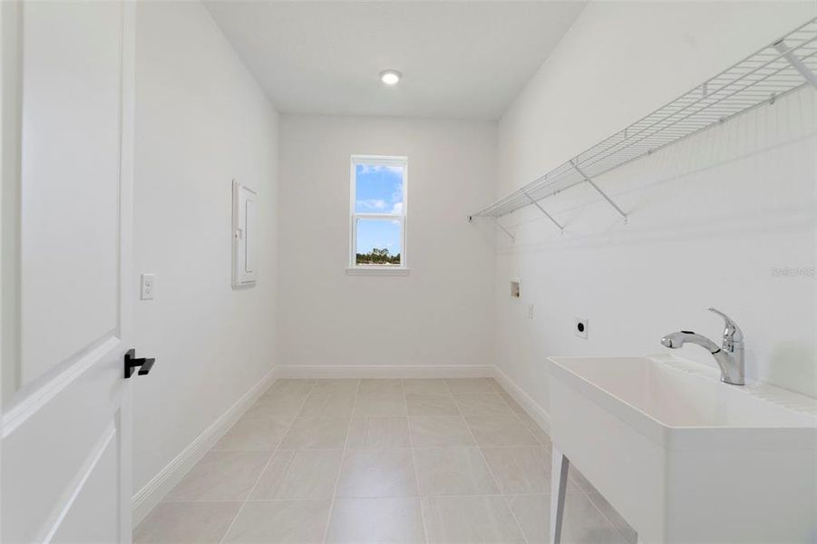 Spacious, unfurnished interior of a new home in Acuera Estates, Apopka (Image 30).