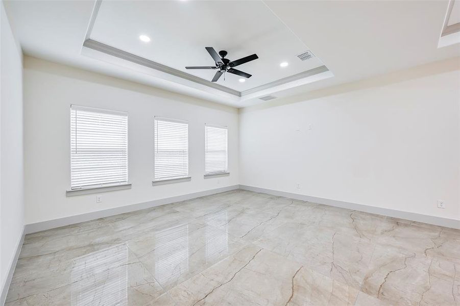 Spacious, unfurnished interior of a new home in , Grand Prairie (Image 16).
