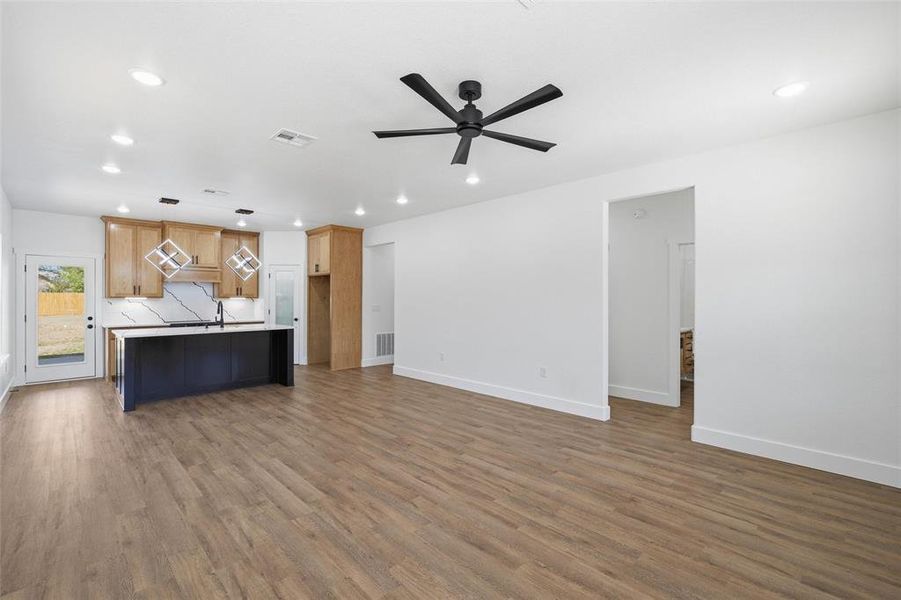 Spacious, unfurnished interior of a new home in , Bellmead (Image 10).