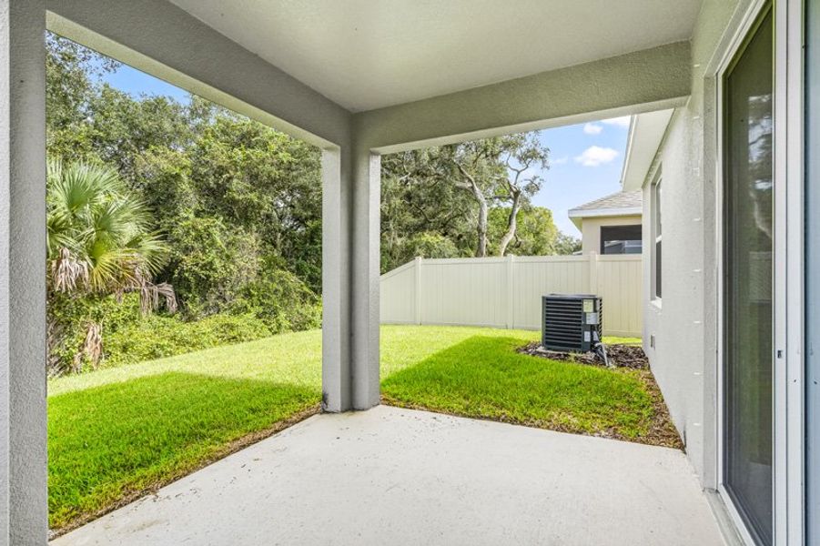 Exterior details and patio area of a home in Eden Hills, Lake Alfred (Image 30).