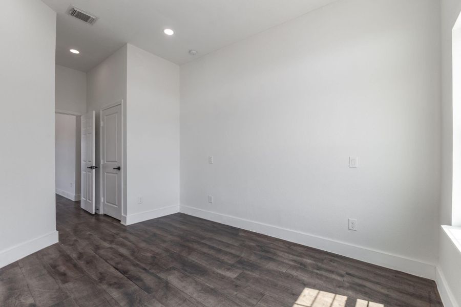 Spacious, unfurnished interior of a new home in , Spring (Image 20).