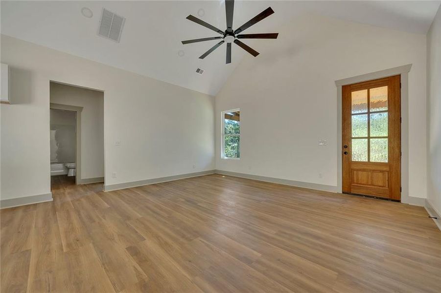 Spacious, unfurnished interior of a new home in , Silver Creek (Image 15).