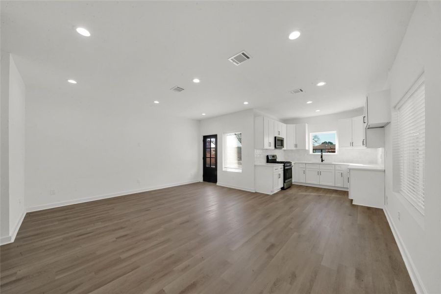 Spacious, unfurnished interior of a new home in , Houston (Image 20).