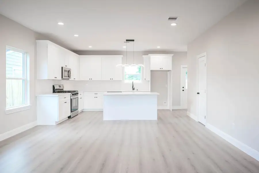 Spacious, unfurnished interior of a new home in , Houston (Image 15).