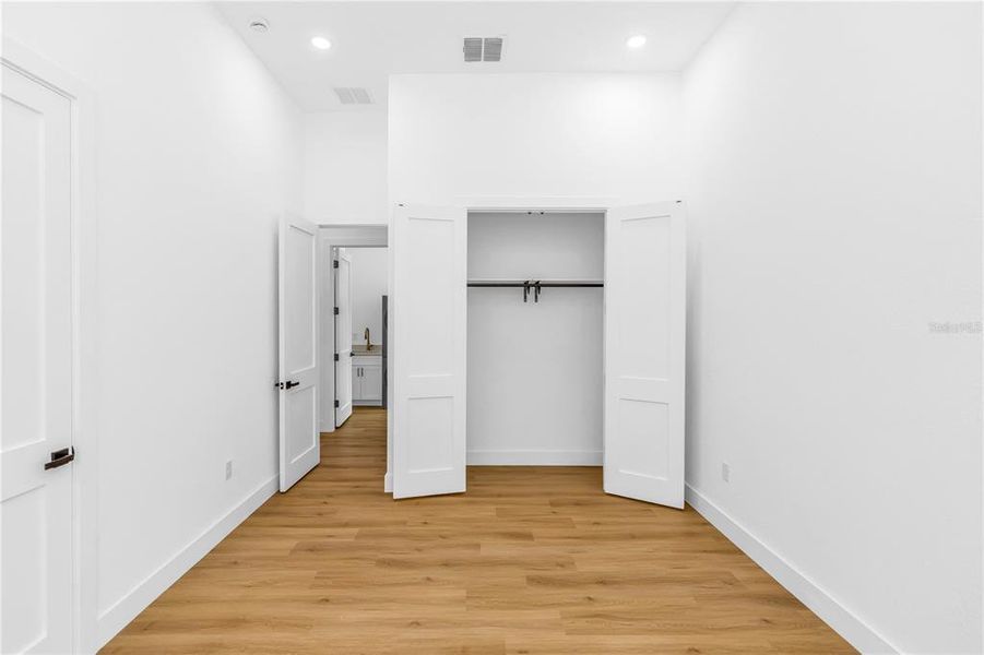 Spacious, unfurnished interior of a new home in , Orlando (Image 40).