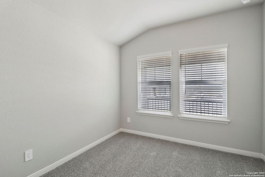Spacious, unfurnished interior of a new home in Thomas Pond, San Antonio (Image 18).