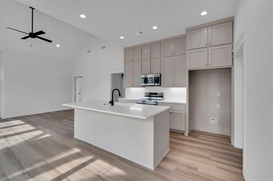 Furnished interior view inside a new home in , Waxahachie (Image 4).