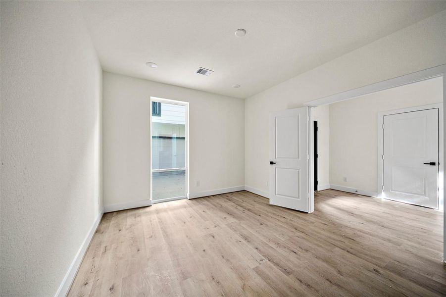 Spacious, unfurnished interior of a new home in , Houston (Image 21).