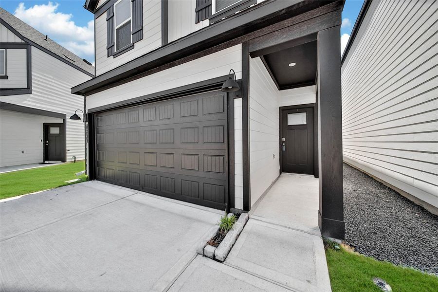 Exterior details and patio area of a home in City Gate, Houston (Image 4).