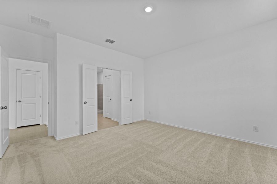 Spacious, unfurnished interior of a new home in Schriber Ranch, Mustang Ridge (Image 26).