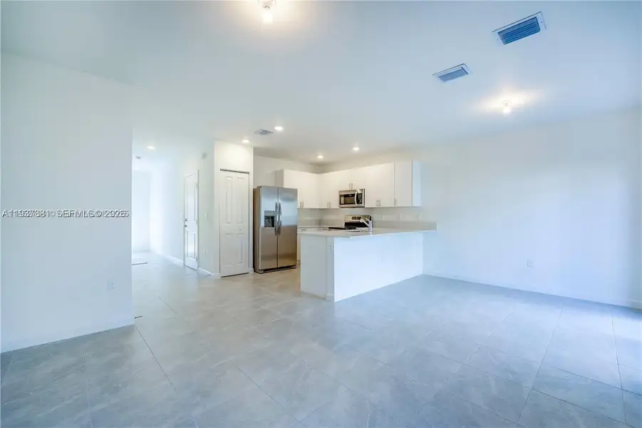 Spacious, unfurnished interior of a new home in , Pembroke Park (Image 11).