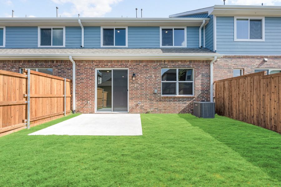 Exterior details and patio area of a home in Woodbridge Townhomes, Wylie (Image 28).
