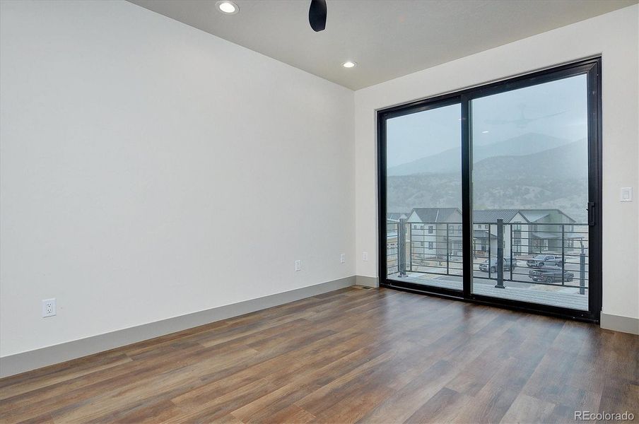 Spacious, unfurnished interior of a new home in , Salida (Image 17).