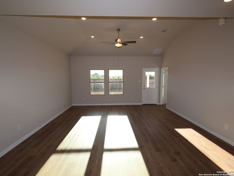 Spacious, unfurnished interior of a new home in Agave, San Antonio (Image 18).