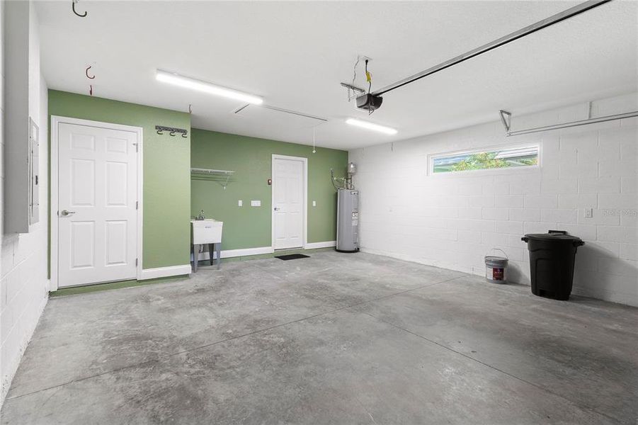 Spacious, unfurnished interior of a new home in , Palm Coast (Image 25).