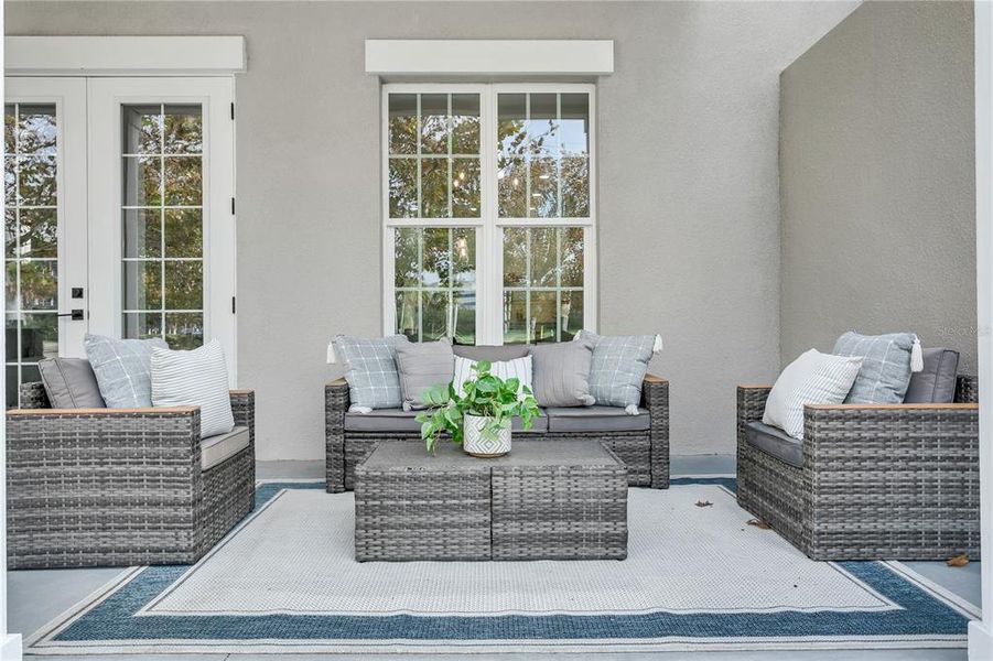 Exterior details and patio area of a home in , St. Petersburg (Image 4).